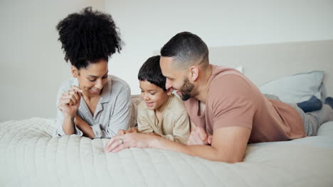 Familie,-Eltern-Oder-Sohn-Mit-Tablet-Auf-Dem-Bett