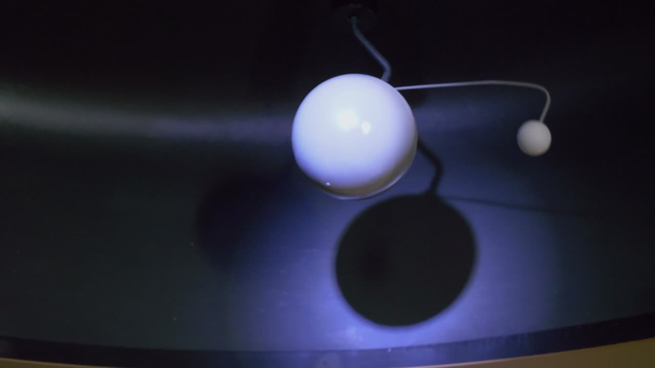 천문학에서 행성의 움직임을 4k 느린 동작 60fps로 시각화합니다.