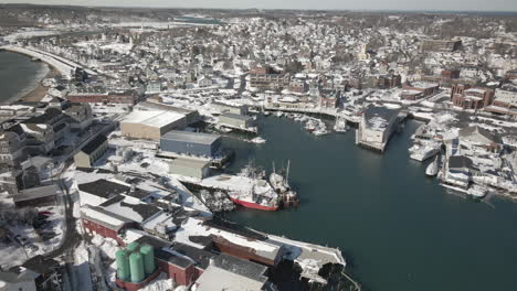 Cala-Del-Puerto-En-Gloucester,-Ma-Después-De-Una-Tormenta-De-Nieve-Con-Pájaros-Y-Barcos-De-Pesca