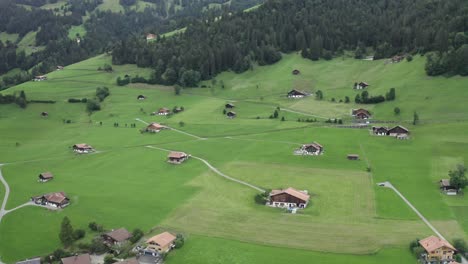 La-Cámara-Del-Dron-Va-Hacia-El-Frente,-Donde-Las-Casas-Están-A-Unos-Metros-De-Distancia.