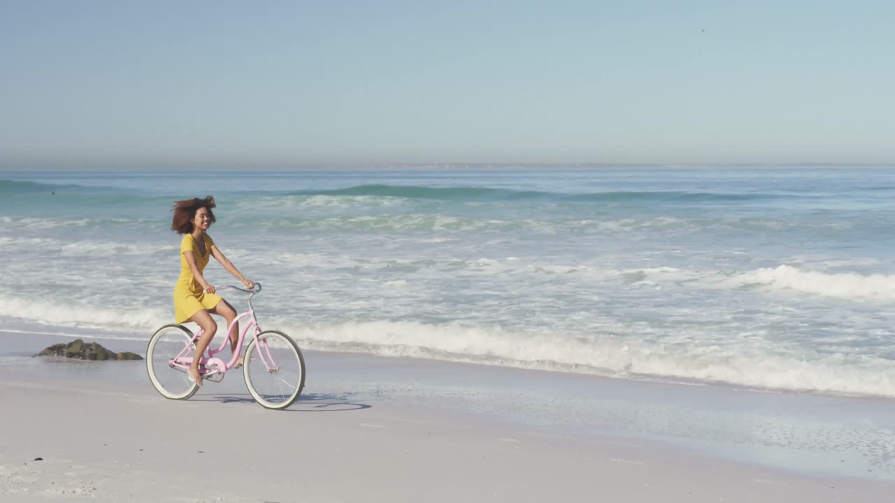 바 ⁇ 가에서 자전거를 타고 있는 아프리카계 미국인 여성
