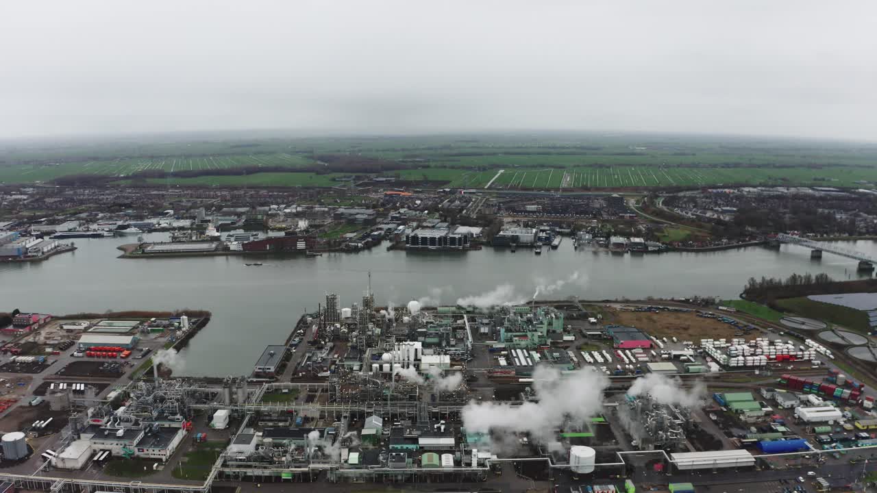 강을 따라 산업 창고 및 시설의 굴뚝에서 나오는 오염된 연기