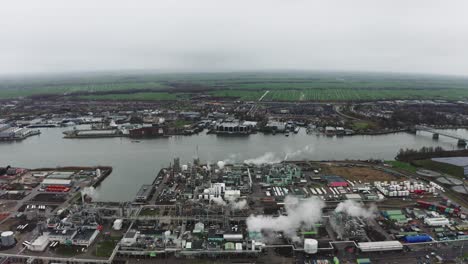 humo contaminado que sale de la chimenea del almacén industrial y de las instalaciones a lo largo del río