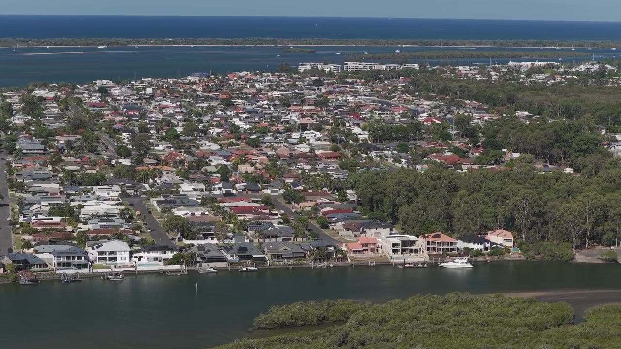 Joenrantainen asuinalue Paradise Pointissa, Gold Coastissa, Queenslandissa, Australiassa. Ilmakuva sivulta.