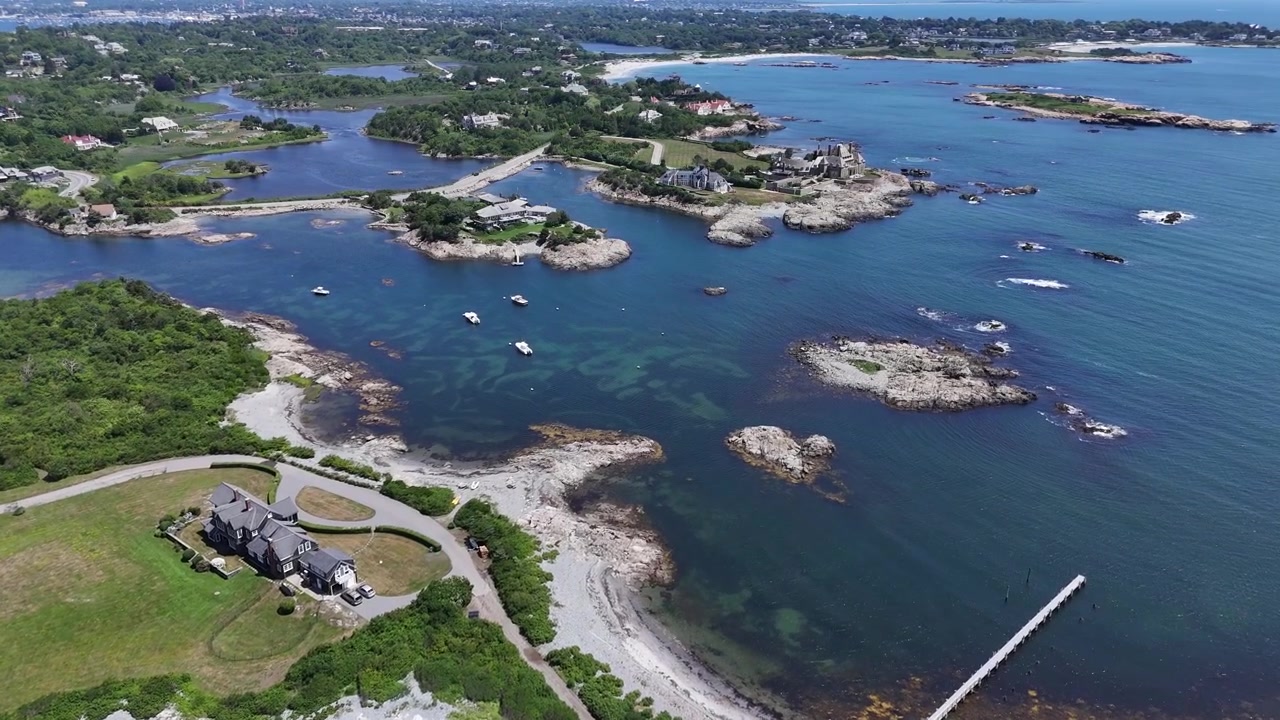 Perspectiva de drone aéreo de opulentas mansões costeiras e enseadas rochosas em Newport, Rhode Island. Paisagem imobiliária de luxo à beira-mar da Nova Inglaterra