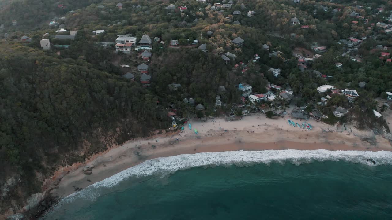vista aérea de pájaro de la pintoresca playa mazunte en la costa oaxaqueña en méxico en un día nublado