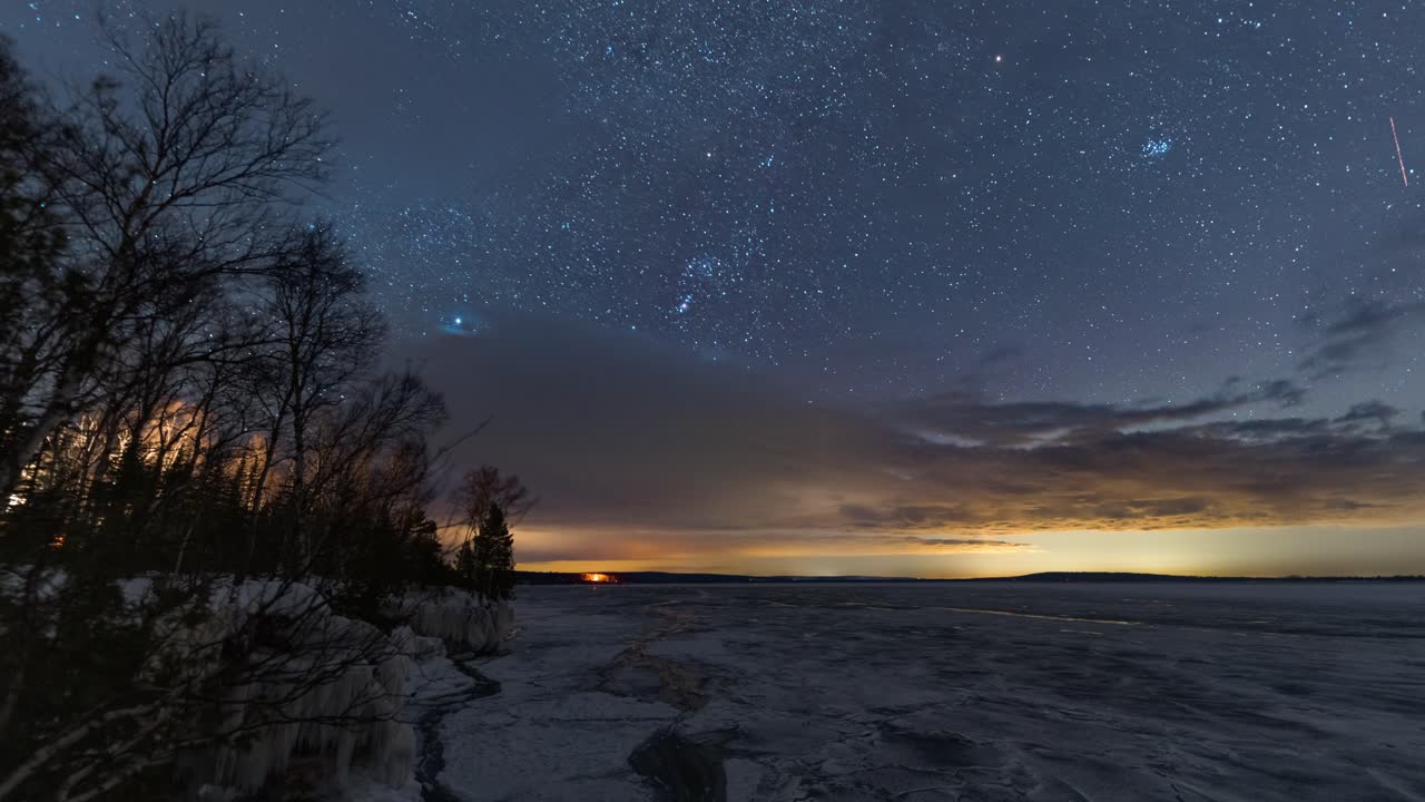 holy grail star scape timelapse em um lago congelado, transição da noite para o nascer do sol