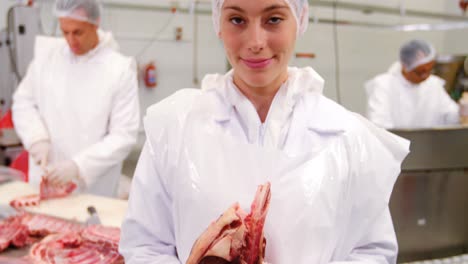retrato de una carnicera sosteniendo carne cruda