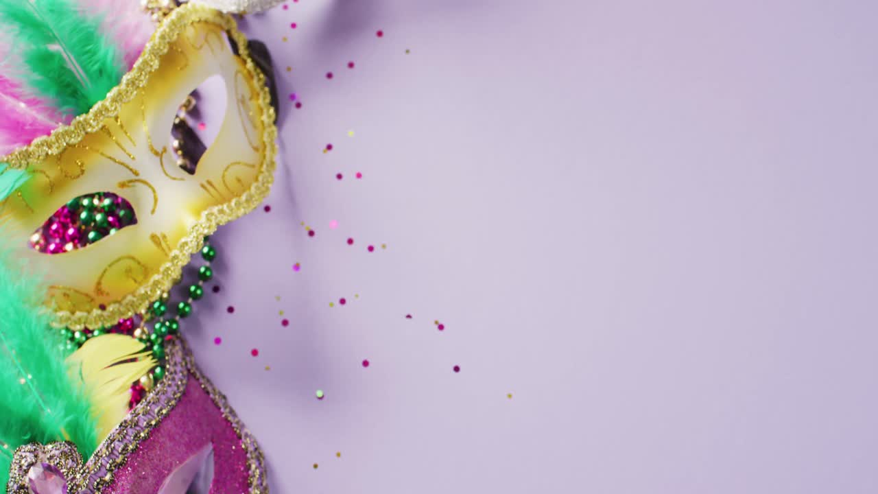video de máscaras de carnaval, plumas, confeti y cuentas de mardi gras, con espacio para copiar
