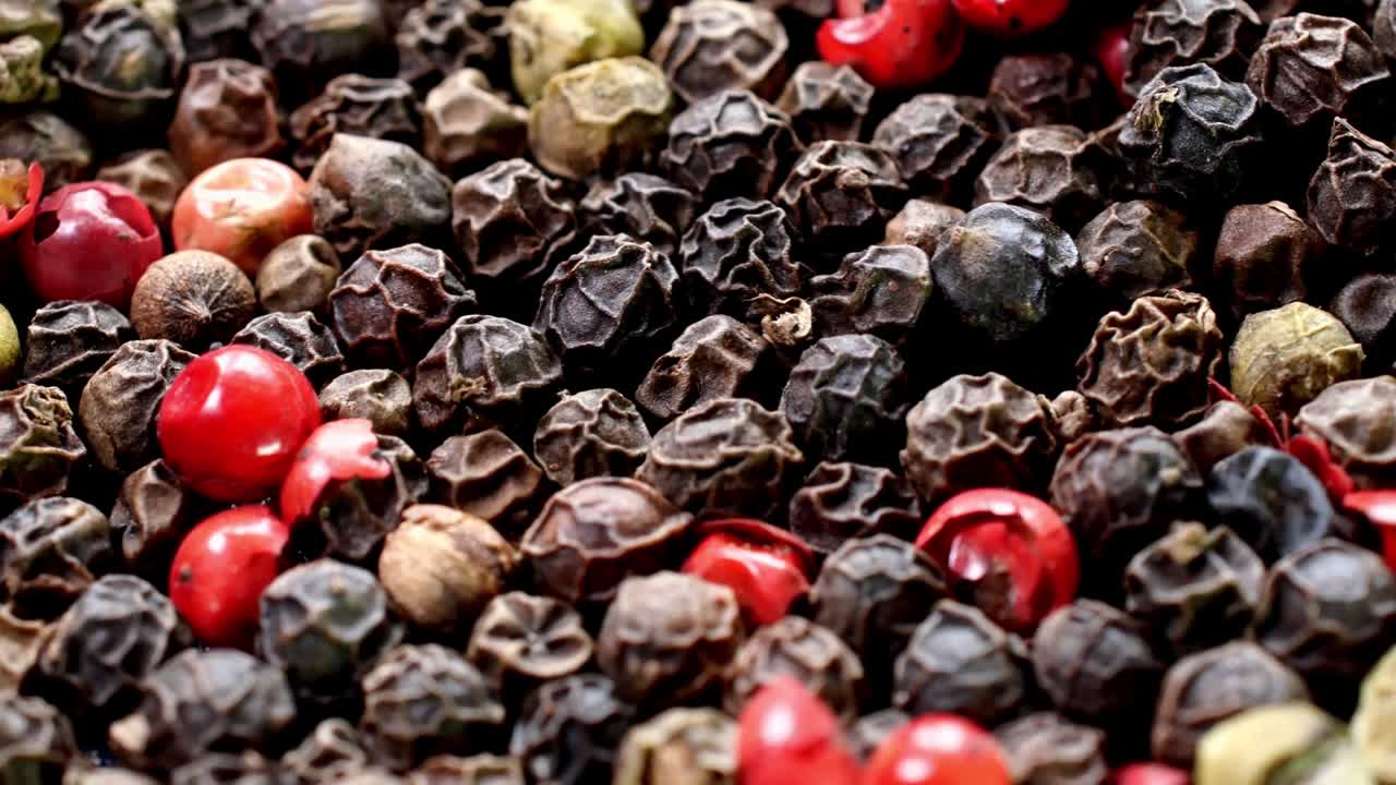 여있는 건조한 다채로운 고추 어리, 맛있는 향신료가 천천히 회전합니다.