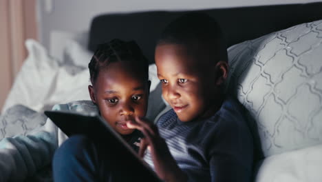 Niños-Negros,-Felices-Y-Tableta-En-El-Dormitorio-De-Casa