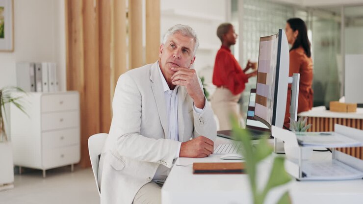 Senior, Computer oder CEO denkt über eine Idee nach