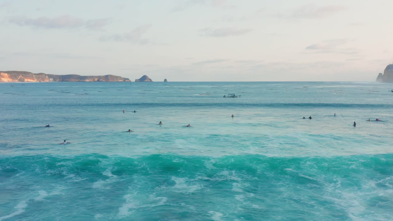 게루푹, 롬복의 서핑 명소 돈 돈에서 일몰에서 서핑