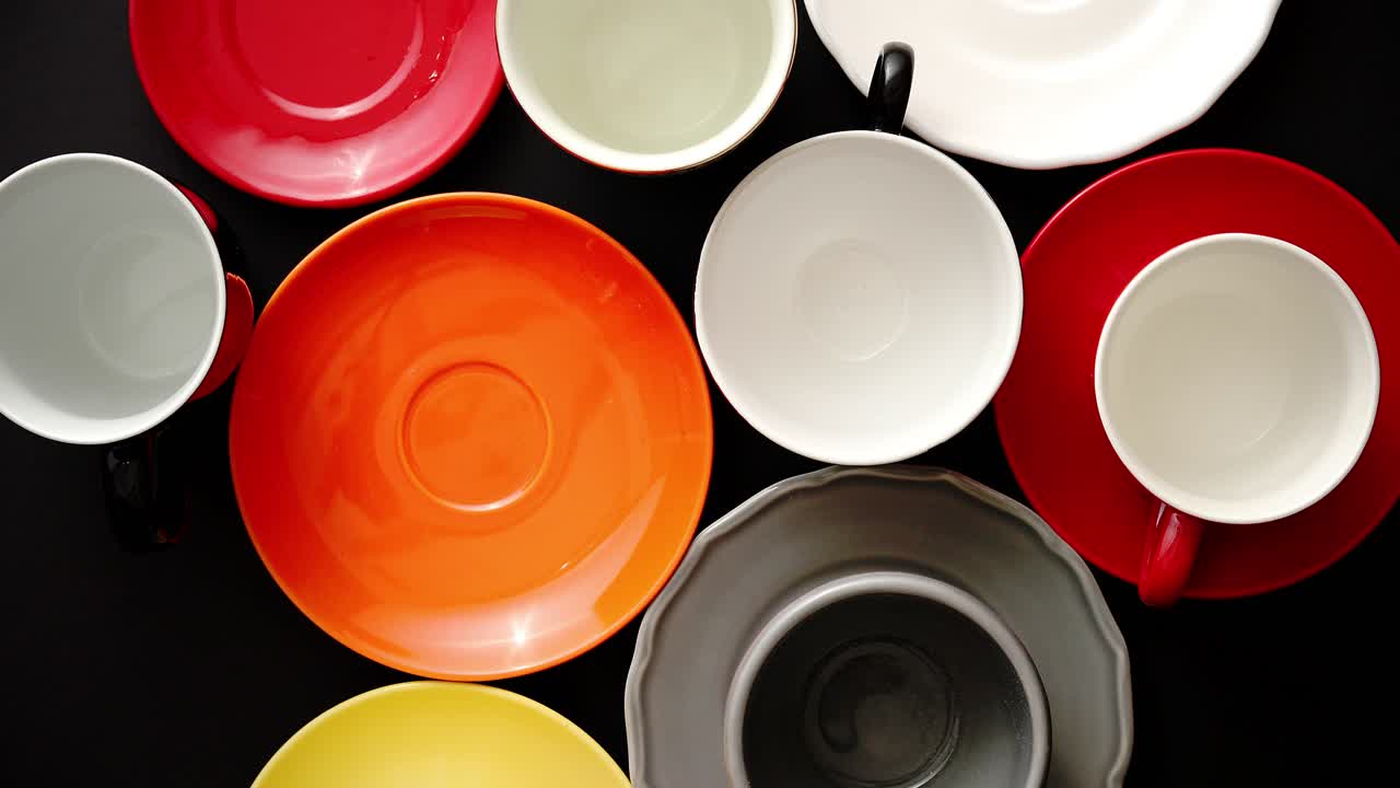 colección de platos y tazas de cerámica moderna y colorida vacía