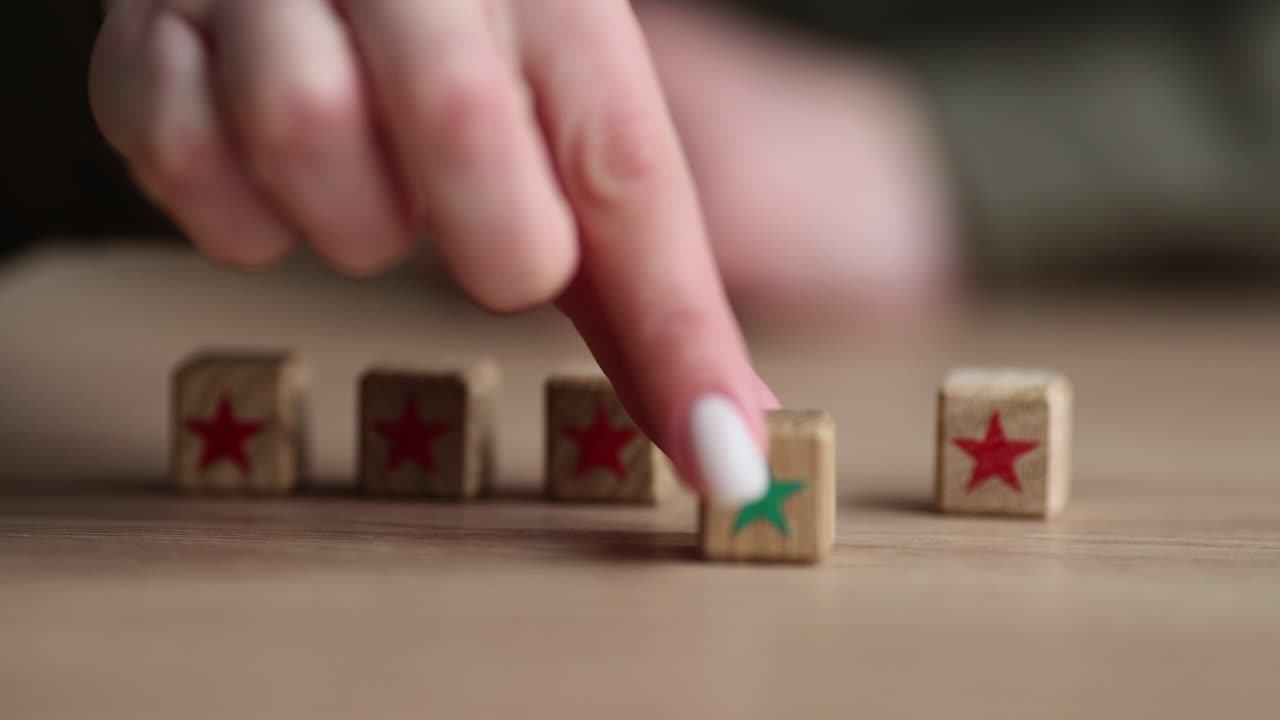 Rating with stars on wooden blocks