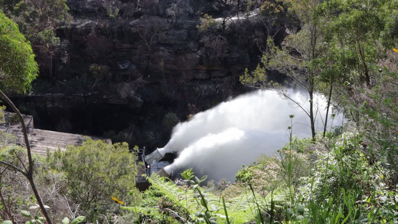 represa catarata en su máxima capacidad