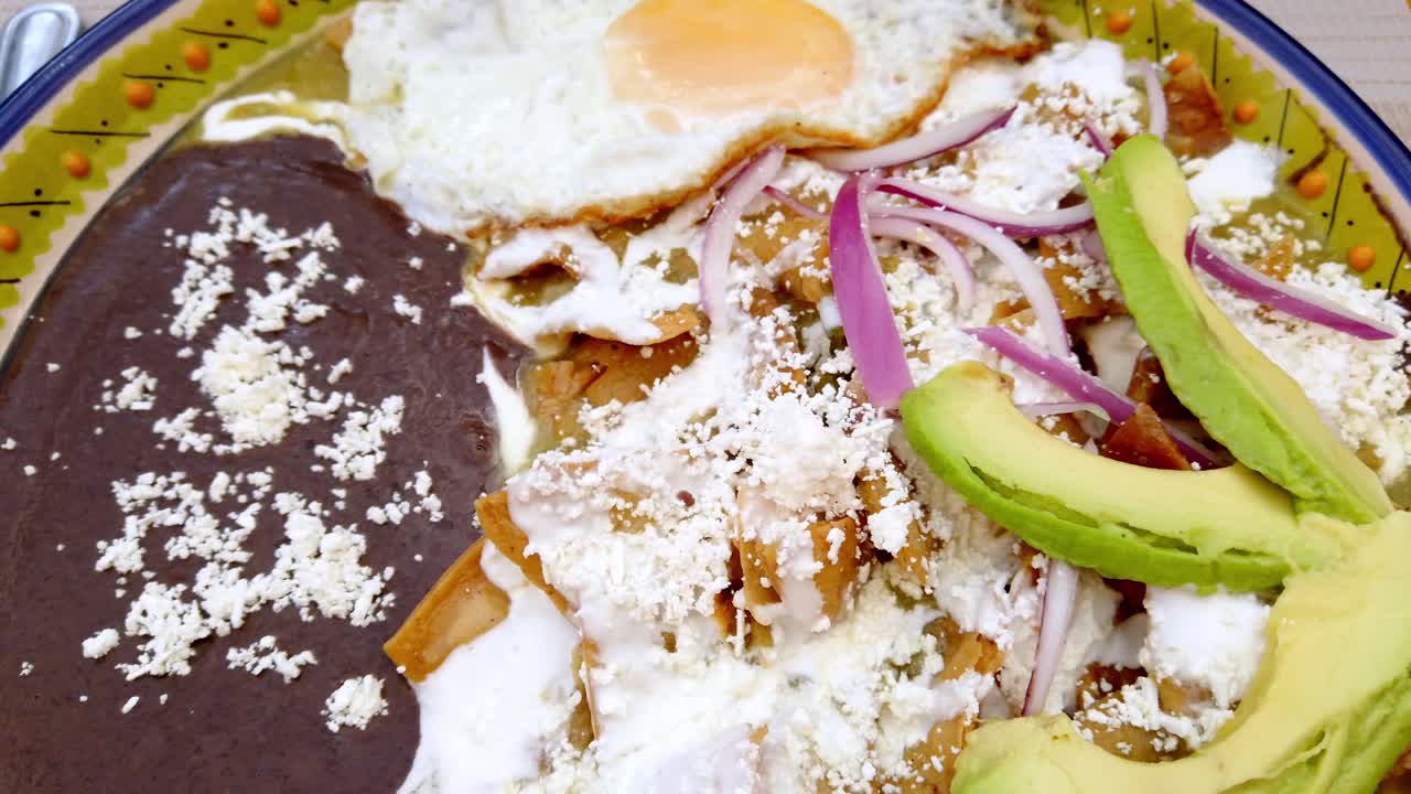 Piatto colorato di Cholula con uova, fagioli, avocado, che riflette la festività.