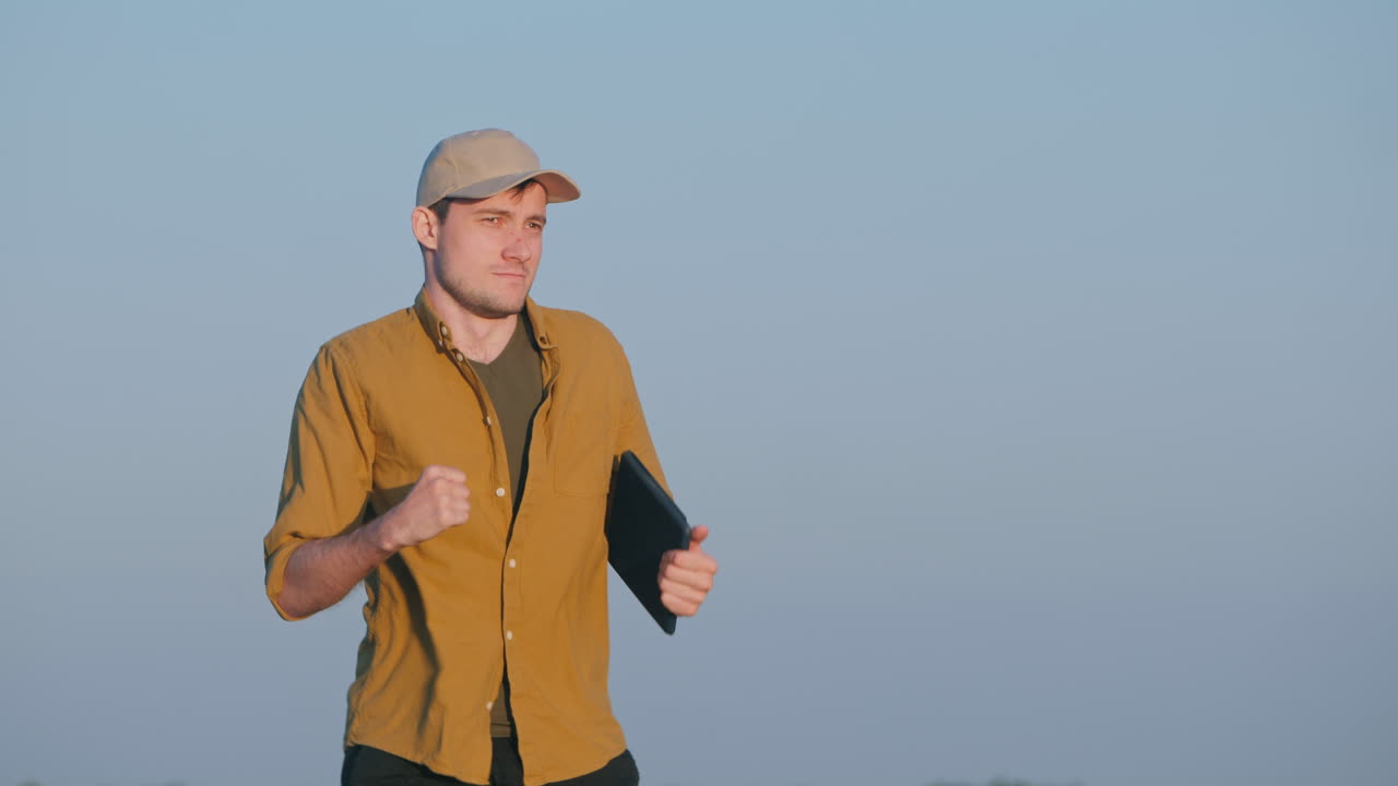 야외에서 태블릿을 사용하는 농부