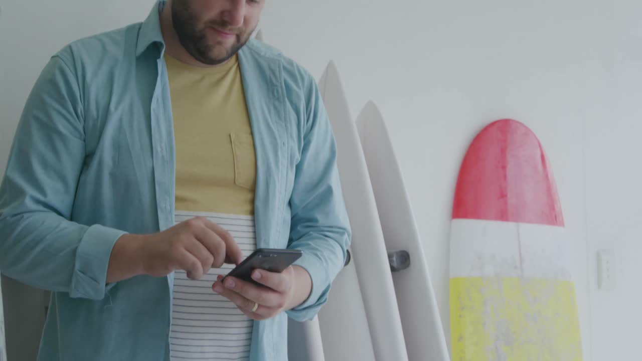 un hombre que hace tablas de surf en su taller