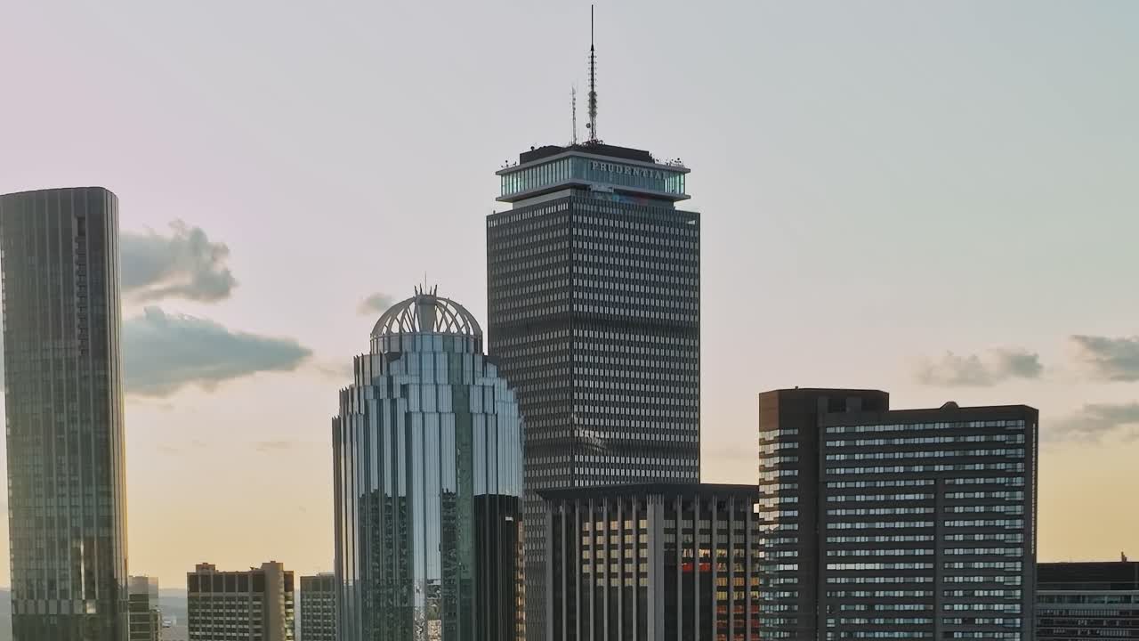 Vista dello skyline della città al tramonto su una vasta area urbana negli Stati Uniti