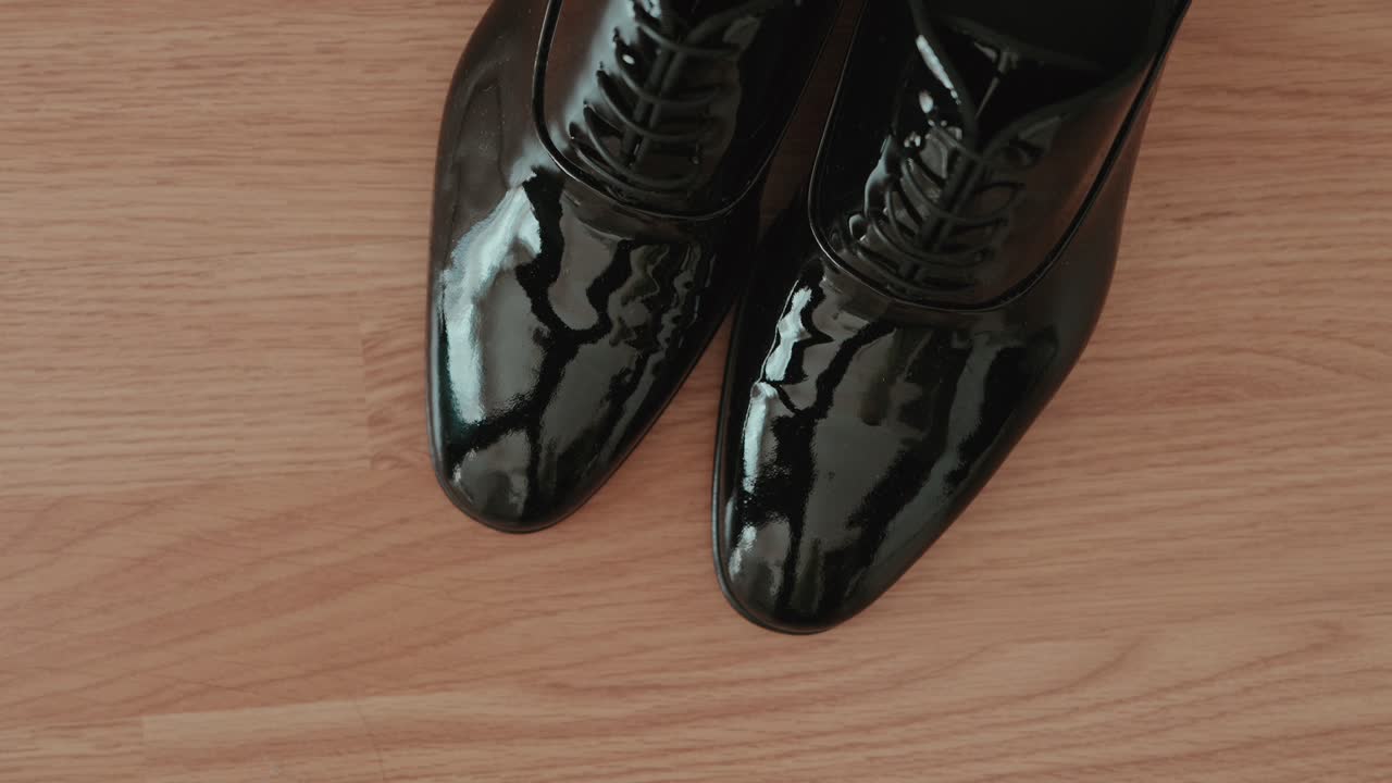 나무 표면에 놓인 반짝이는 포멀 슈즈 클로즈업