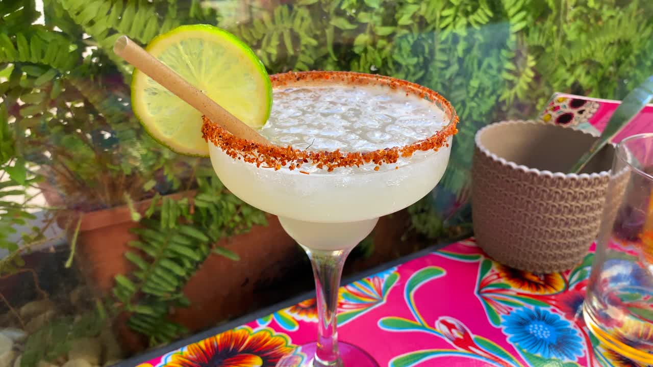 margarita mezcalita picante cóctel con tajin y una rebanada de limón en un restaurante mexicano, bebida popular de fiesta, tiro de 4k