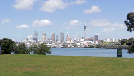 Cityscape-view-of-Auckland-city,-New-Zealand,-Garden-and-bay-area