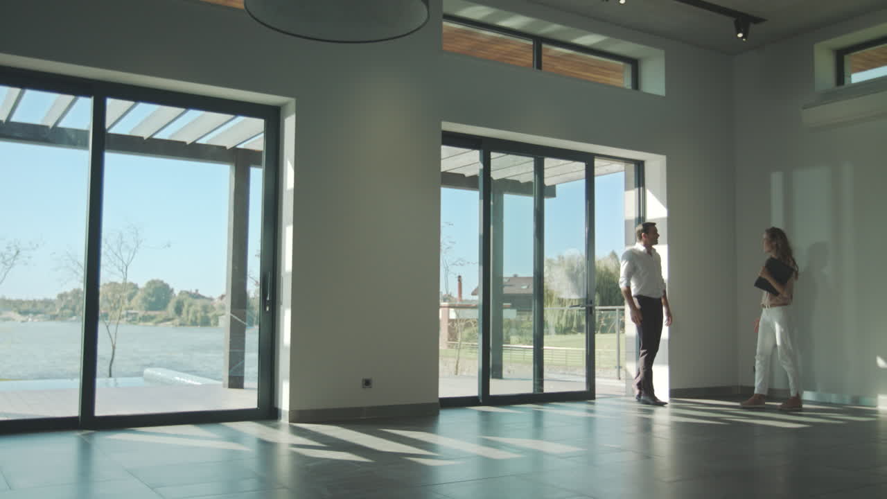 молодая пара ищет новый дом. красивая пара покупает дом.