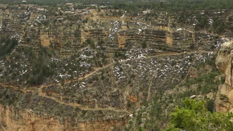 una panorámica lenta del gran cañón y sus rutas de senderismo