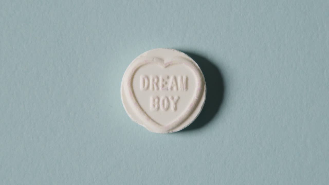 파란색 배경에 꿈의 소년 메시지가 있는 하트 캔디