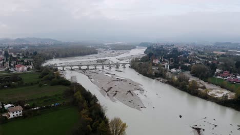 Toma-Aérea-Que-Muestra-El-Puente-Sobre-El-Río-Piave-En-Veneto,-Italia-Durante-El-Día-Nublado