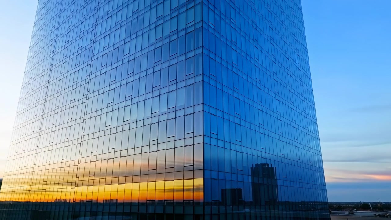 Grattacieli moderni che riflettono un cielo al tramonto, in un paesaggio urbano al crepuscolo, con grattacieli, cielo al tramonto, con texture di finestre in vetro, da una prospettiva laterale dei grattacieli, dettaglio nitido