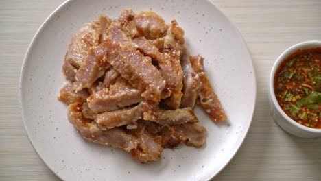 Gegrillter-Schweinenacken-Oder-Auf-Holzkohle-Gekochter-Schweinenacken-Mit-Thailändisch-Scharfer-Dip-Sauce