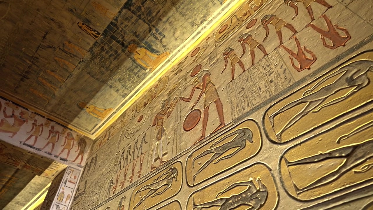 Matala sisäkuva esitellen kauniisti säilyneitä, eloisan keltaisia rappausseiniä ja kattoa Ramses IV:n haudan (KV2) hautakammiossa Kuninkaiden laaksossa, Luxorissa.