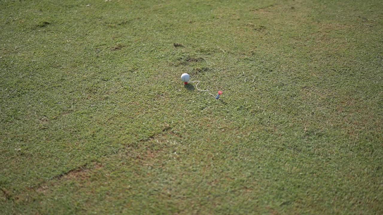 골퍼 들 은 막대기 를 사용 하여 공 을 때리기 위해 준비 한다