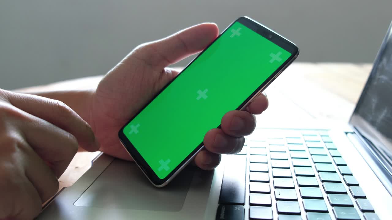 hombre de negocios que usa un teléfono inteligente con pantalla táctil chroma dedos clave hacen gestos tocando y deslizando la pantalla de un teléfono inteligente moderno.