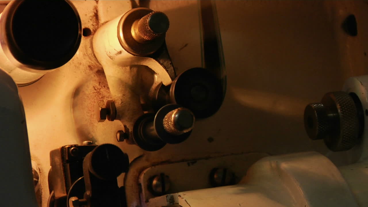 영사기를 통해 필름이 빠르게 스풀링됨 3