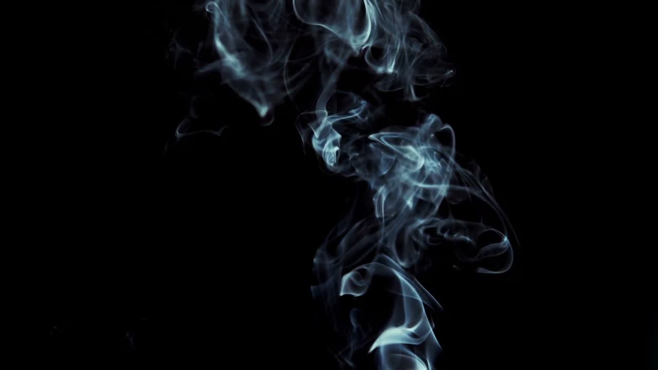 Fumo che si alza su uno sfondo nero