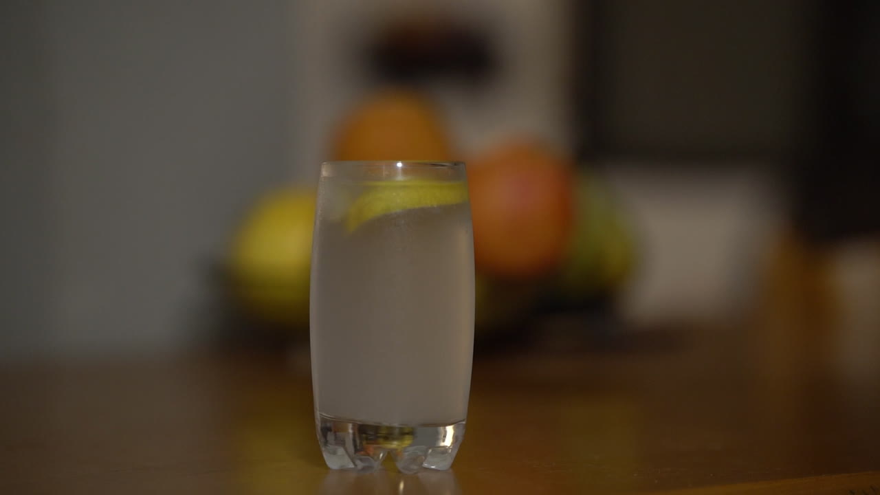 vaso de vidrio con agua con gas y limón