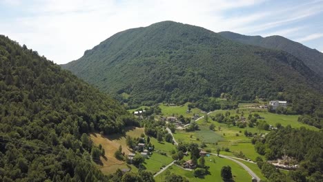 antena de una hermosa ubicación verde en los dolomitas italianos, premana