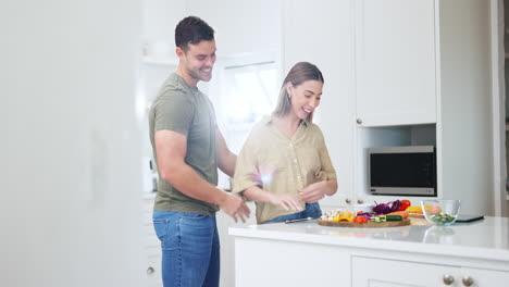 cocinar, feliz y pareja en la cocina juntos