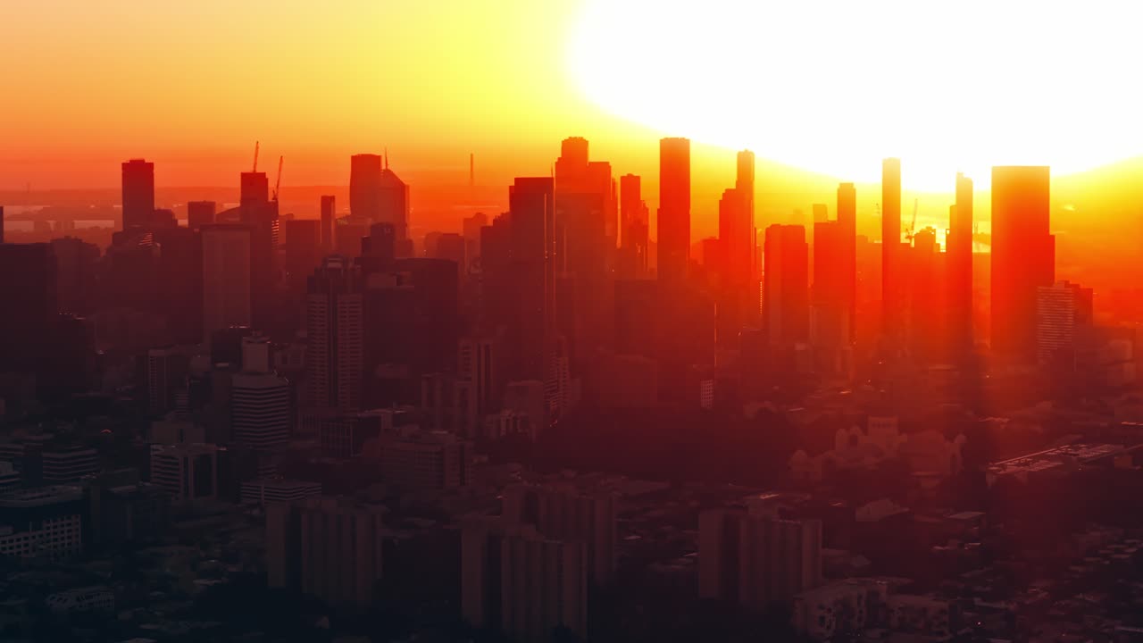Horizonte de Melbourne resplandeciendo al atardecer sobre Abbottsford, fondo panorámico aéreo con retroceso de dron