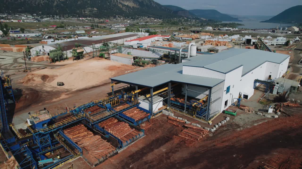 vista aérea de aviones no tripulados de la planta de aserradero procesamiento de troncos y movimiento de canada