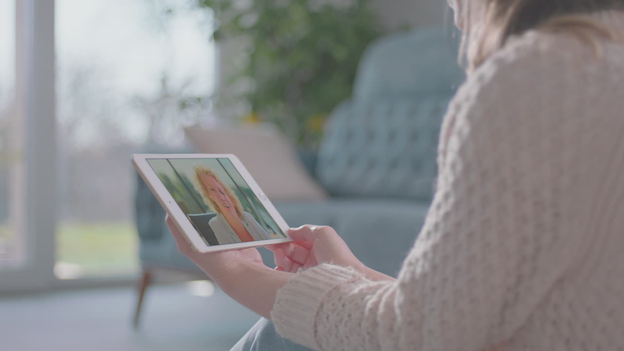 젊은 여성이 여성 동료와 채팅하고 있습니다.
