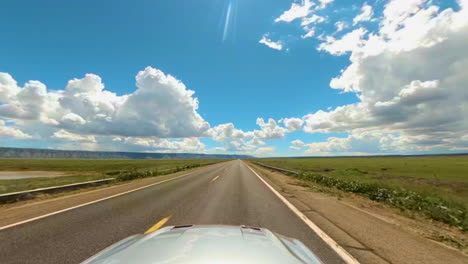 conduciendo la antigua ruta 66 en mustang cabriolet