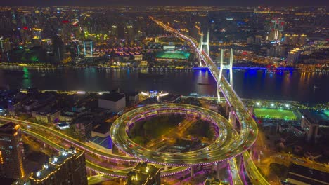 hiperlapso de tiempo de movimiento aéreo del tráfico en el puente de nanpu carretera en espiral hora de la puesta de sol nocturna con transporte en tierra concepto, shanghai, china en video 4k
