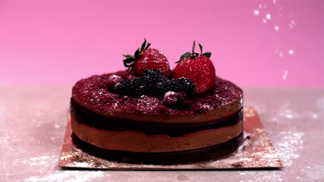 pastel de chocolate con bayas y azúcar en polvo