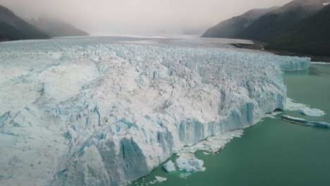 Drone-footage-in-Perito-Moreno,-the-most-iconic-glacier-in-the-world