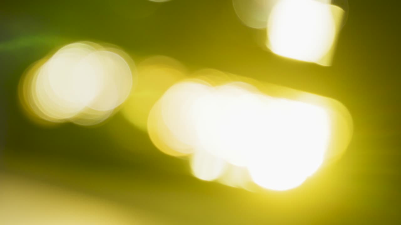 bokeh de oro con reflejos de luz moviéndose en cámara lenta contra fondo negro