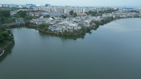 Mezquita-En-Medio-De-Barrios-Marginales-Del-Lago-Pluit-En-El-Norte-De-Yakarta.